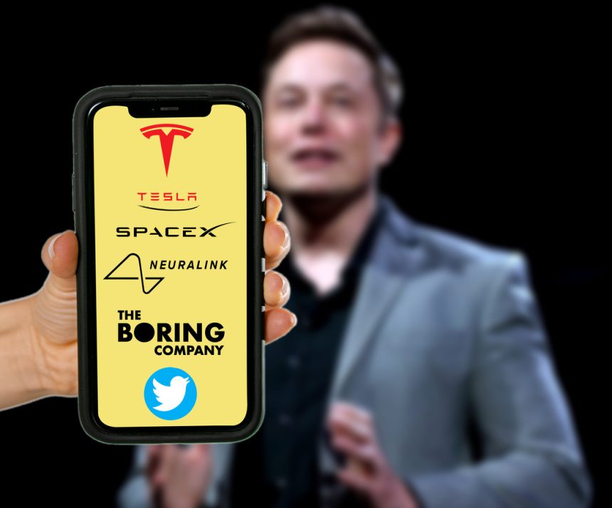 Tesla perde metà del valore ed Elon Musk twitta